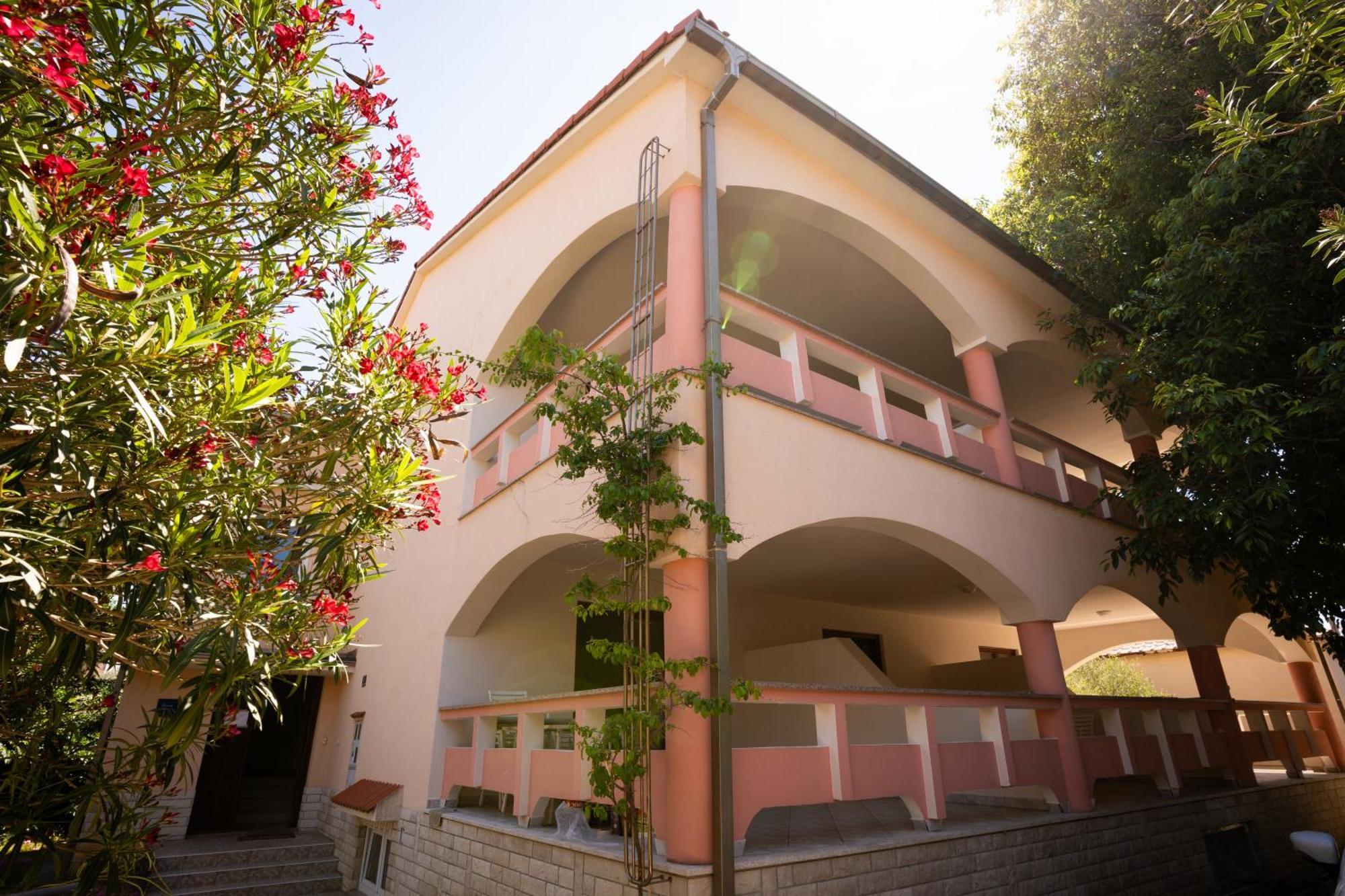 Villa Barbara Oasis Central Suite With Terrace 诺瓦利娅 外观 照片